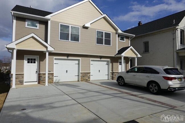 Building Photo - 381 Highland St