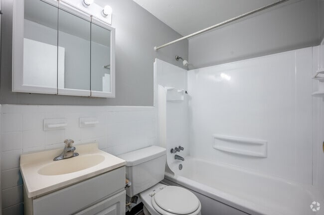 2BD, 1BA - 900SF - Bathroom
