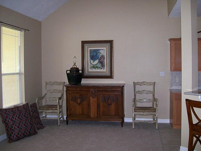 Building Photo - 811 Bradford Ave Unit 5B