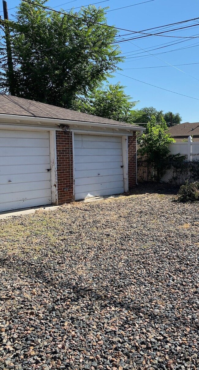 MOVEIN SPECIAL! 4 bd/2 bath ranch level d... Apartment Denver, CO