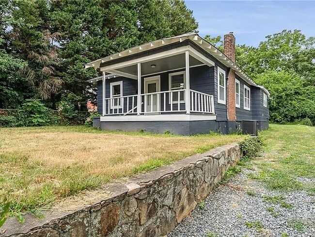 Photo - Charming Fully Renovated Cottage Minutes from Downtown!