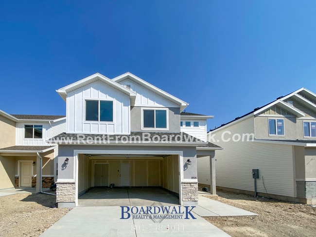 Building Photo - Single Family Home In Beautiful Community!