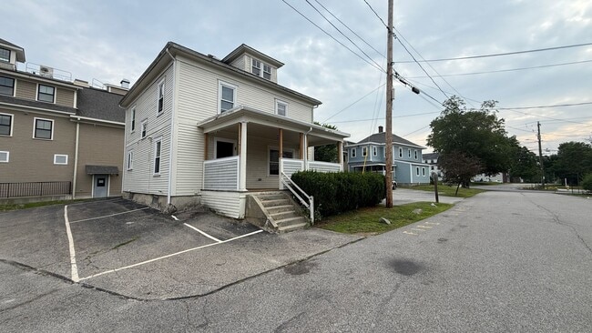 Building Photo - 5 Bedroom 2 bathroom House Available for r...