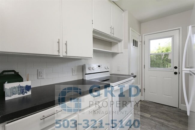 Building Photo - Remodeled 3 Bedroom Available in Northeast Portland!