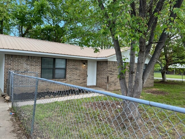 Building Photo - 320 E Thurman St Rental