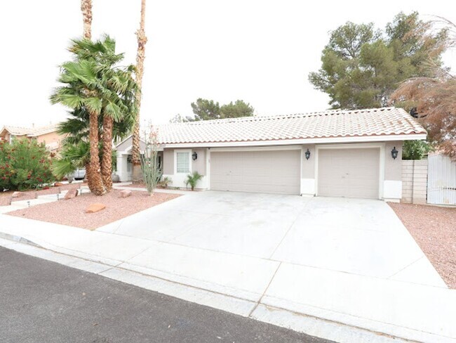 Building Photo - Discover Comfort and Convenience! Rental
