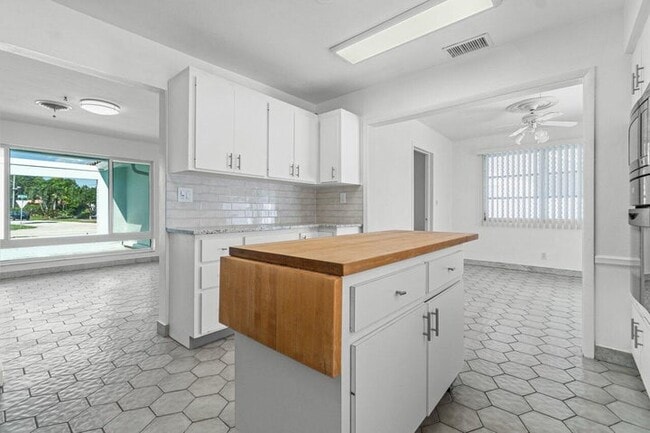 Building Photo - 5724 NE 15th Ave Rental