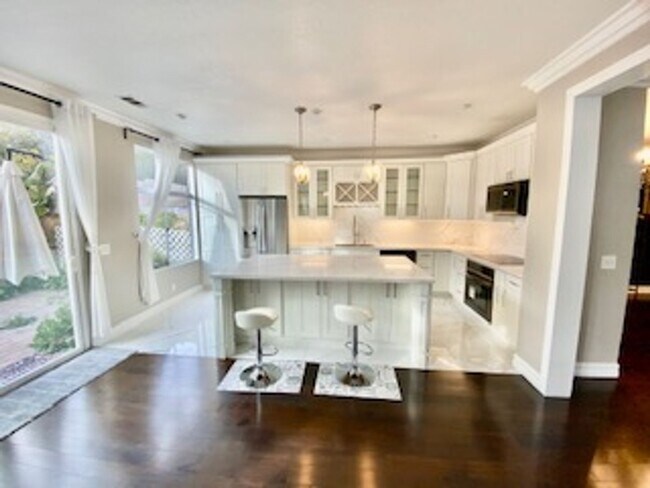 Photo - Beautiful 3 bedroom end unit home in Aliso...