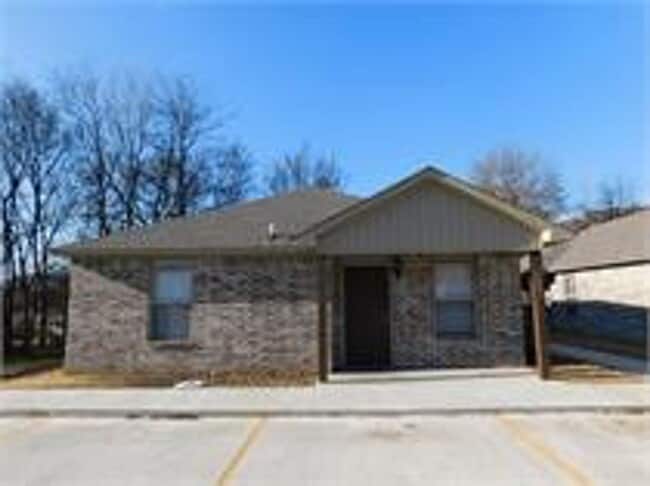 Building Photo - 2110-2114 Birnie Ave Unit 2110 B