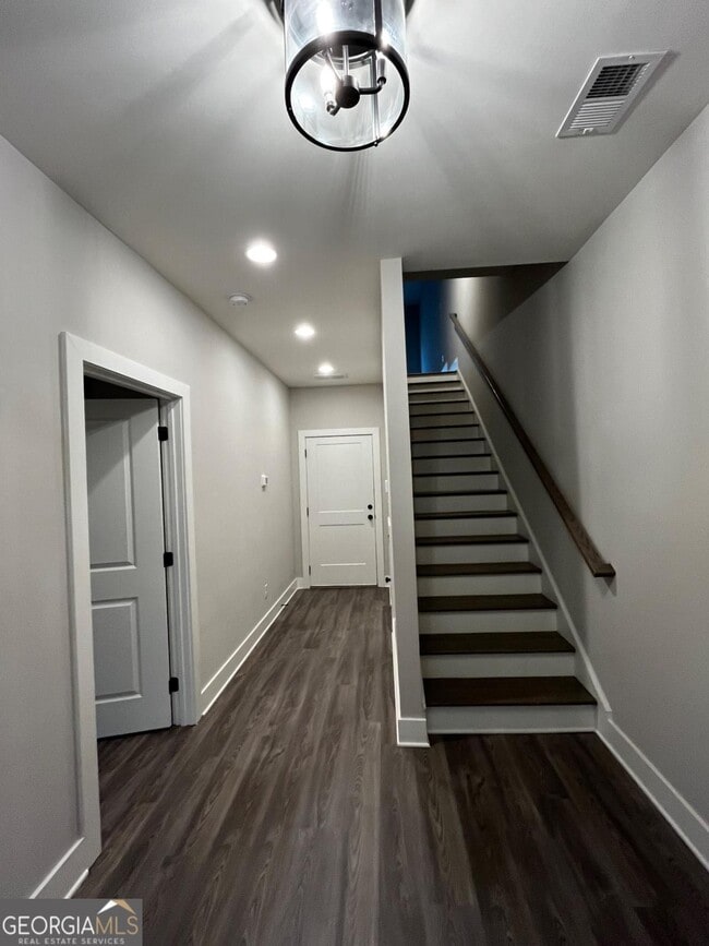 Photo - 2011 Oak Ln NW