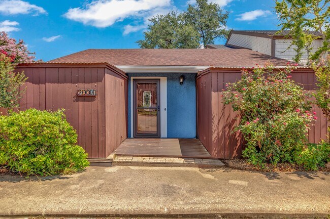 Photo - 2001 Lakewood Ct