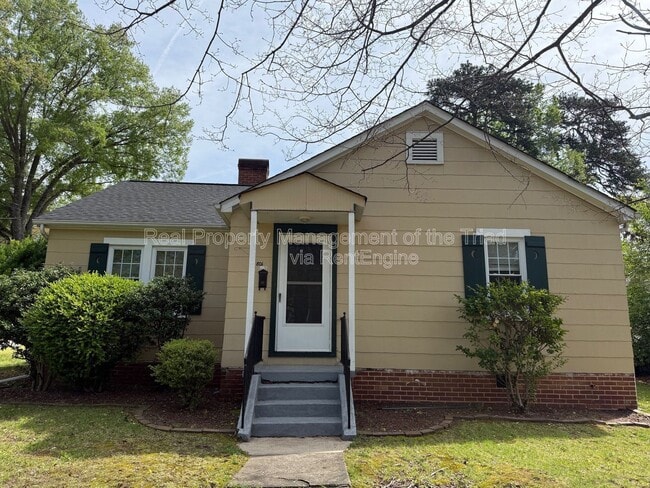 Building Photo - 801 Knollwood St