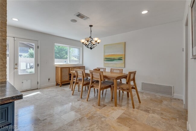 Building Photo - 840 Pinehurst Dr