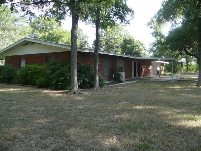 2112 I 35 N Frontage Rd