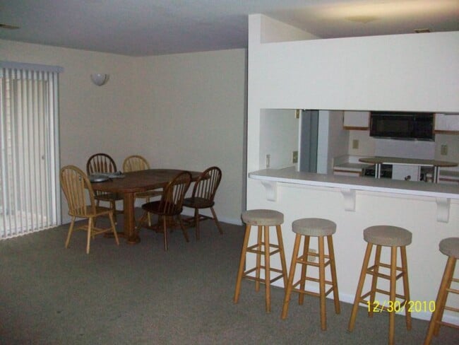 Building Photo - 220 Elm St Unit 204