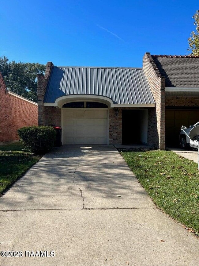 Building Photo - 205 Castle Row