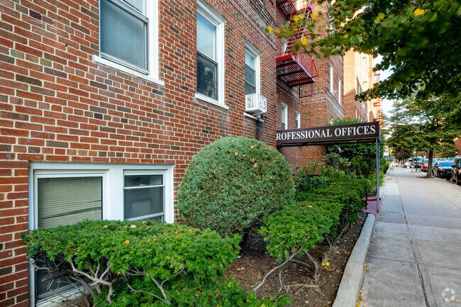 Photo - Saunders Court