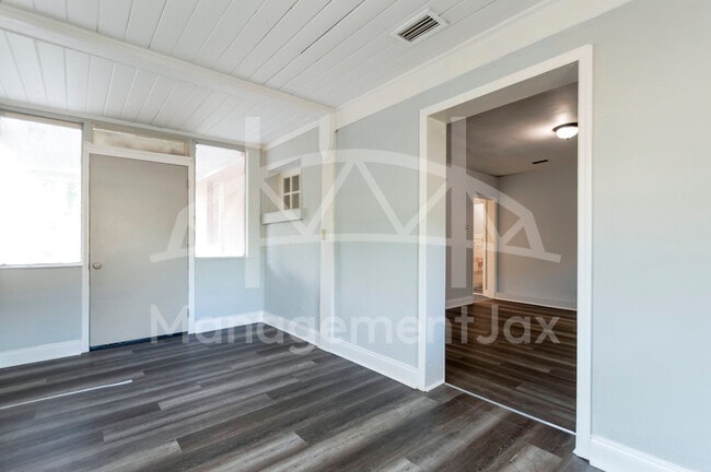 Photo - 1824 W 10th St