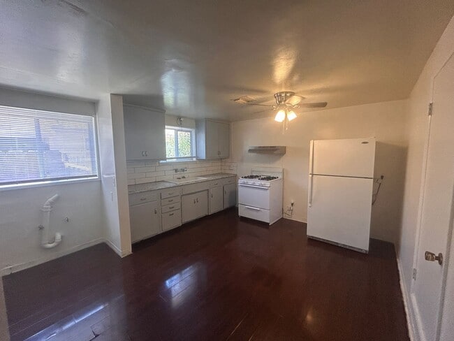 Building Photo - 10741-14 1/2 14 1/2 Ave Unit 10741