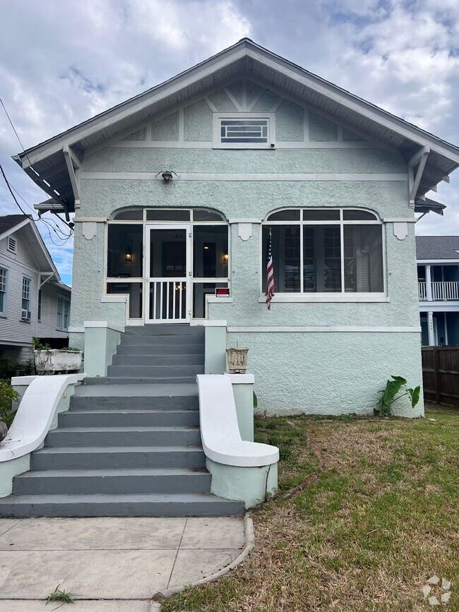 Building Photo - Renovated 3 Bedroom on Broadway! Rental