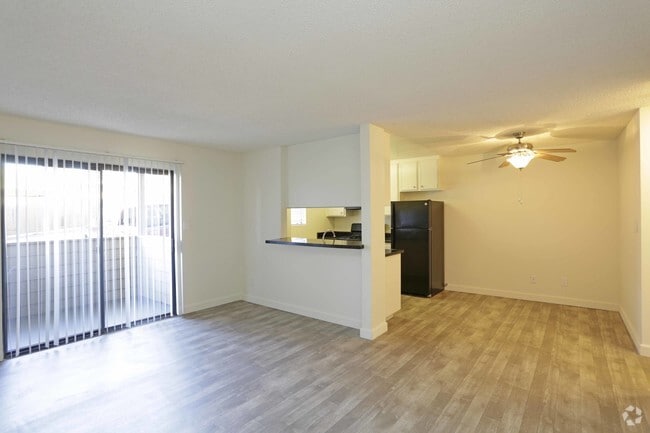 1 BR, 1 BA - 700 SF