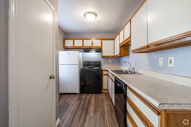 2BR, 2BA - 871SF - Kitchen - The Boulders at Bois D'Arc Creek