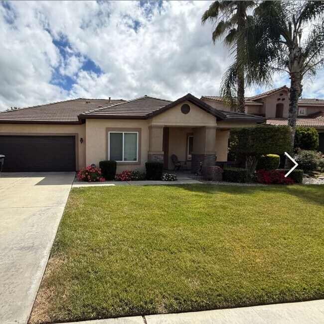 Building Photo - SE Visalia home coming soon!!