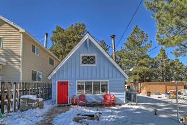 Building Photo - 2 Bedroom Lodge- Pet Friendly- Fenced Yard Rental