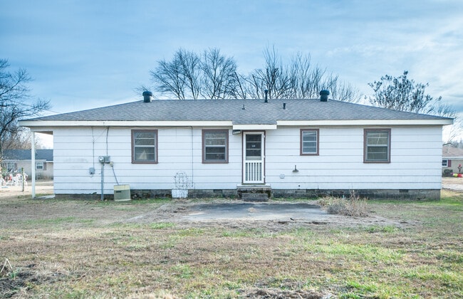 Photo - 2104 Sycamore Pl