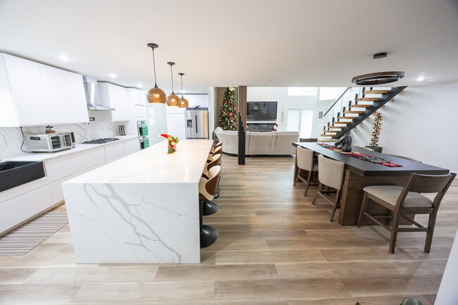 Photo - 7980 Royal Ave