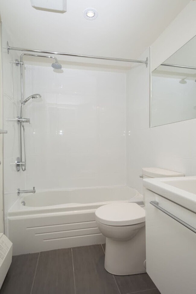 Photo - 4570 Chem. Queen Mary Unit 108