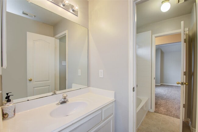 Building Photo - 411 Green Stone Ct