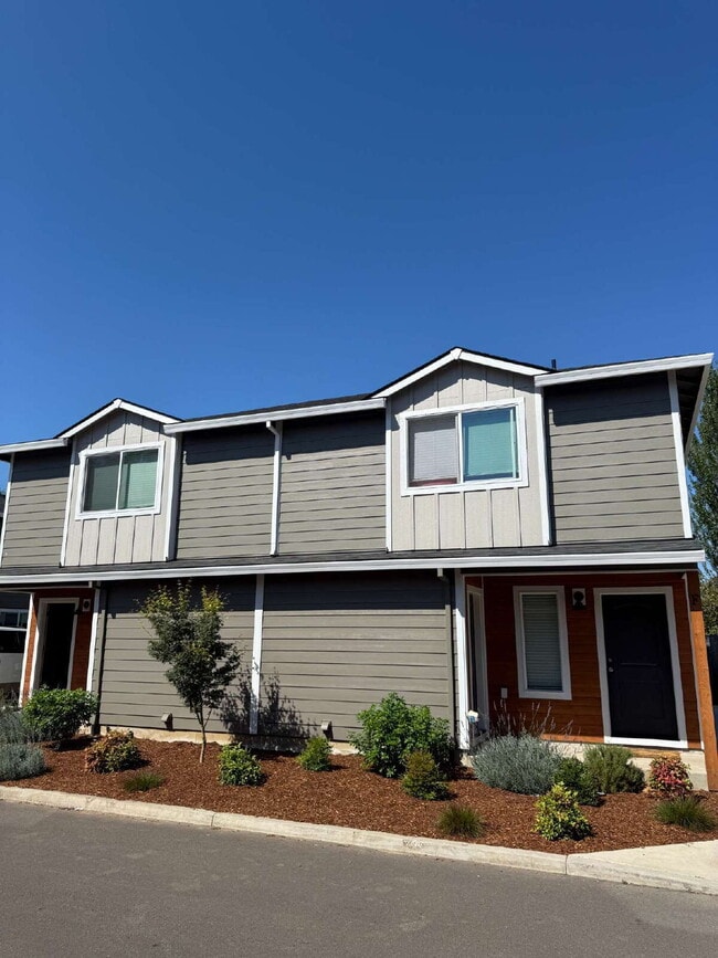 Building Photo - Built in 2023 3 bedroom Duplex Unit N