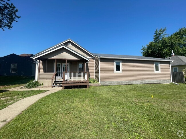 Building Photo - 3 Bedroom 2 Bathroom Fenced in Back Yard Rental