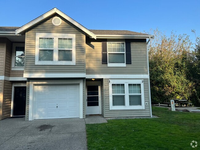 Building Photo - Gorgeous Mandalay Estate Townhome!