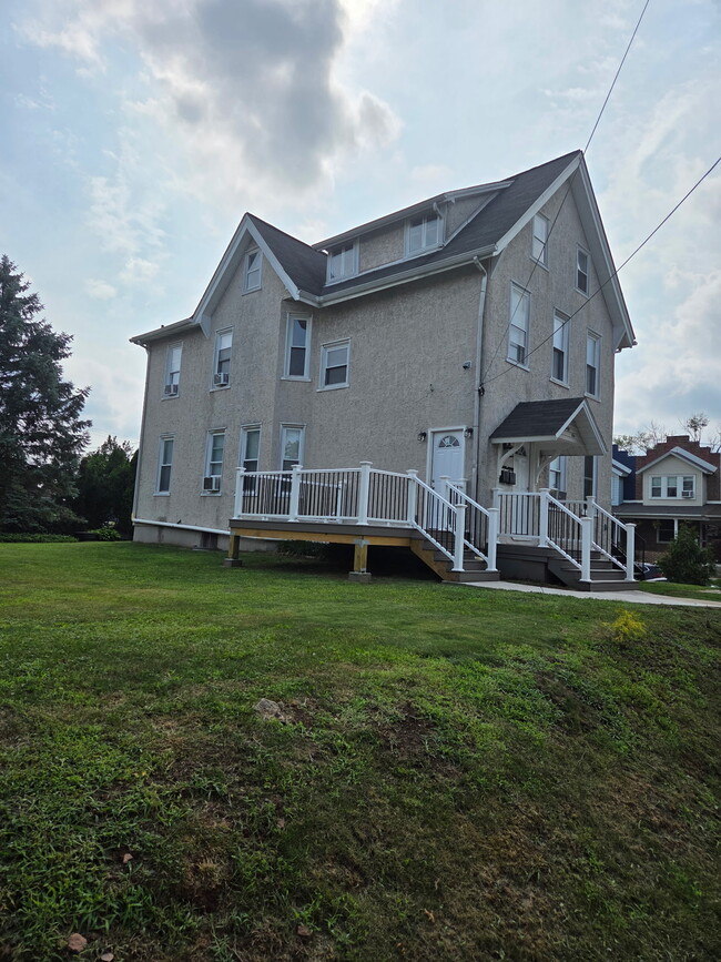 Large Yard - 146 E 2nd St Unit 2nd Flr