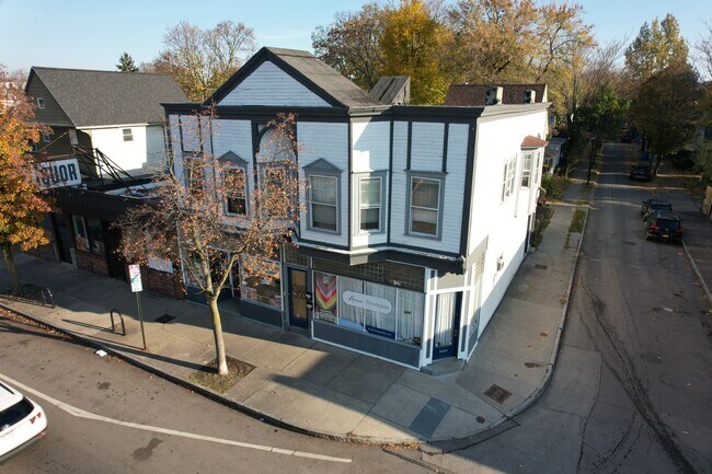 Exterior - 988 Clinton Ave S Unit 1