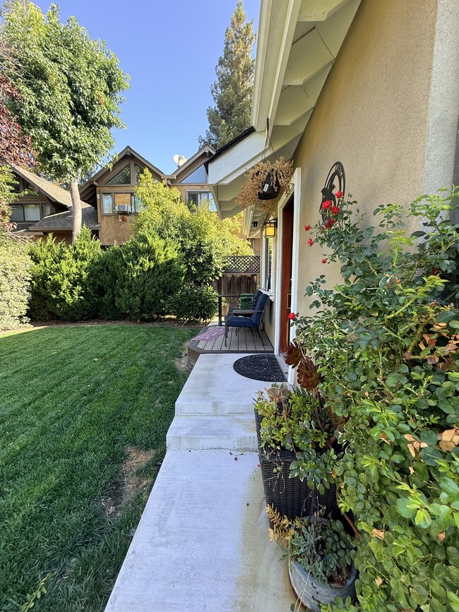Furnished porch - 149 Cherry Ln Unit 149a