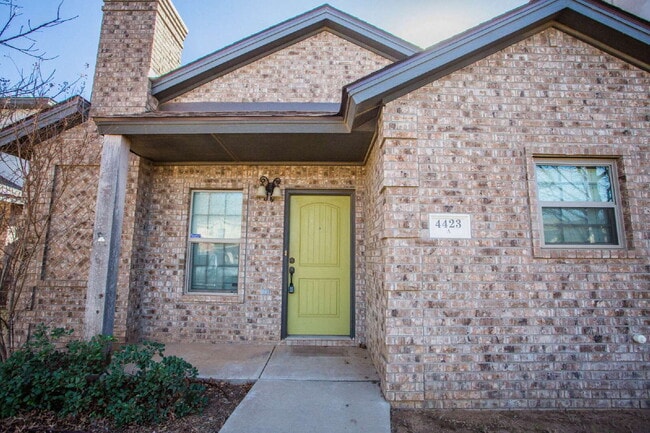 Photo - Luxurious 4 Bed 2.5 Bath Two-Story Duplex Unidad B