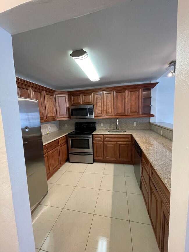 Big kitchen - 1460 NE 169th St Unit 110