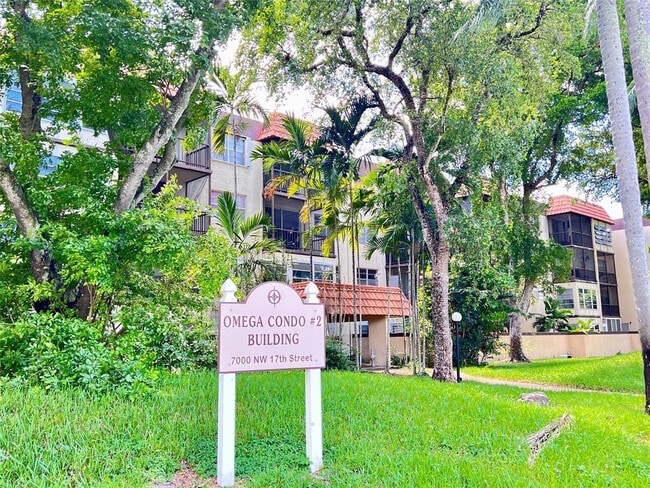 Building Photo - 7000 NW 17th St Unit 109