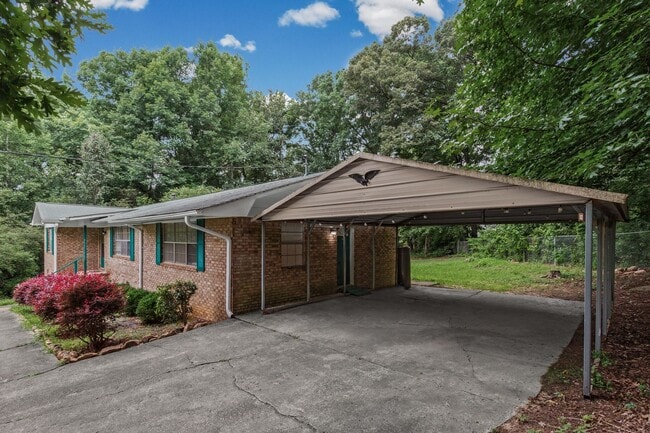 Photo - 6096 Hillpine Dr