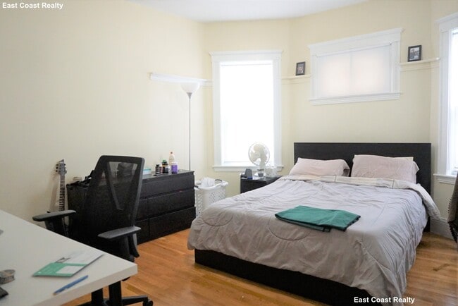 Building Photo - 21 Roseclair St