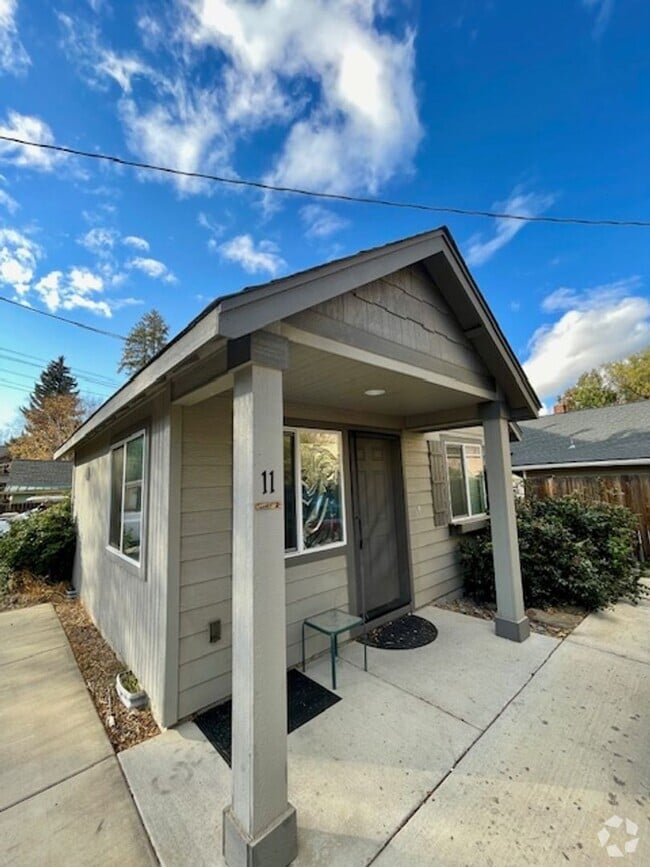 Building Photo - 11 NW Hixon Ave Unit #2 Rental