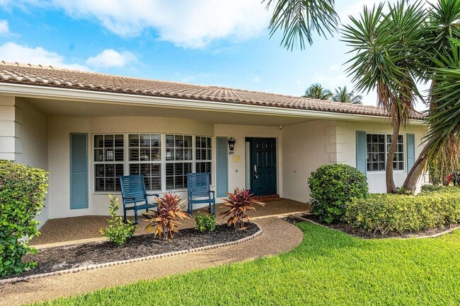 Photo - 899 Barcelona Dr