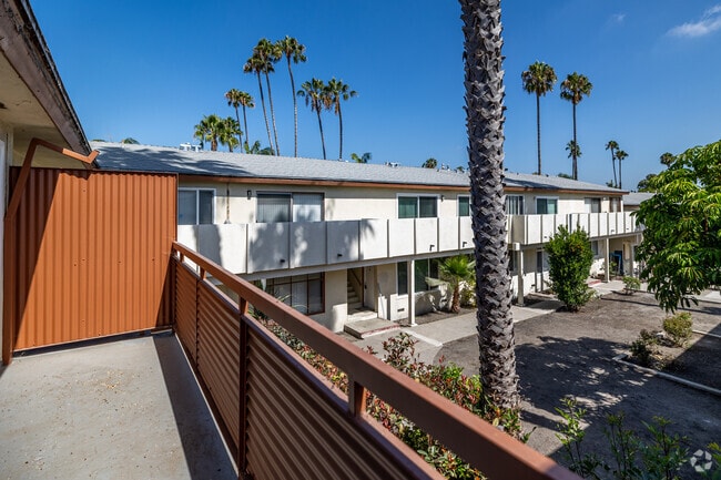 2BR, 1BA - 750SF - Balcony