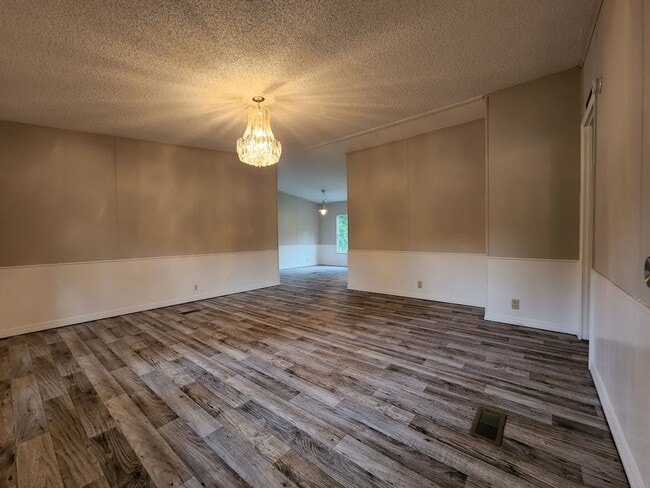 Building Photo - 3 Bed  2 Bath  2 Garage/Workshop and Fenced