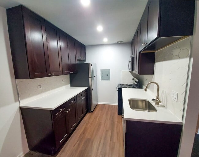 Building Photo - 516 W Aldine Unit #304