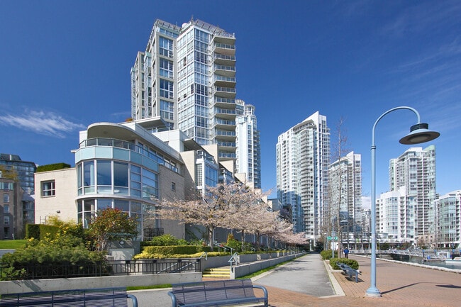 Building Photo - Townhome #120-1288 Marinaside Crescent Unit 120