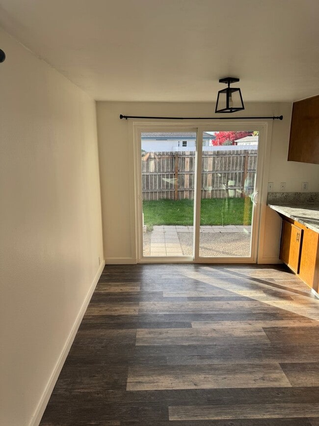 Photo - 754 Edgemont Way